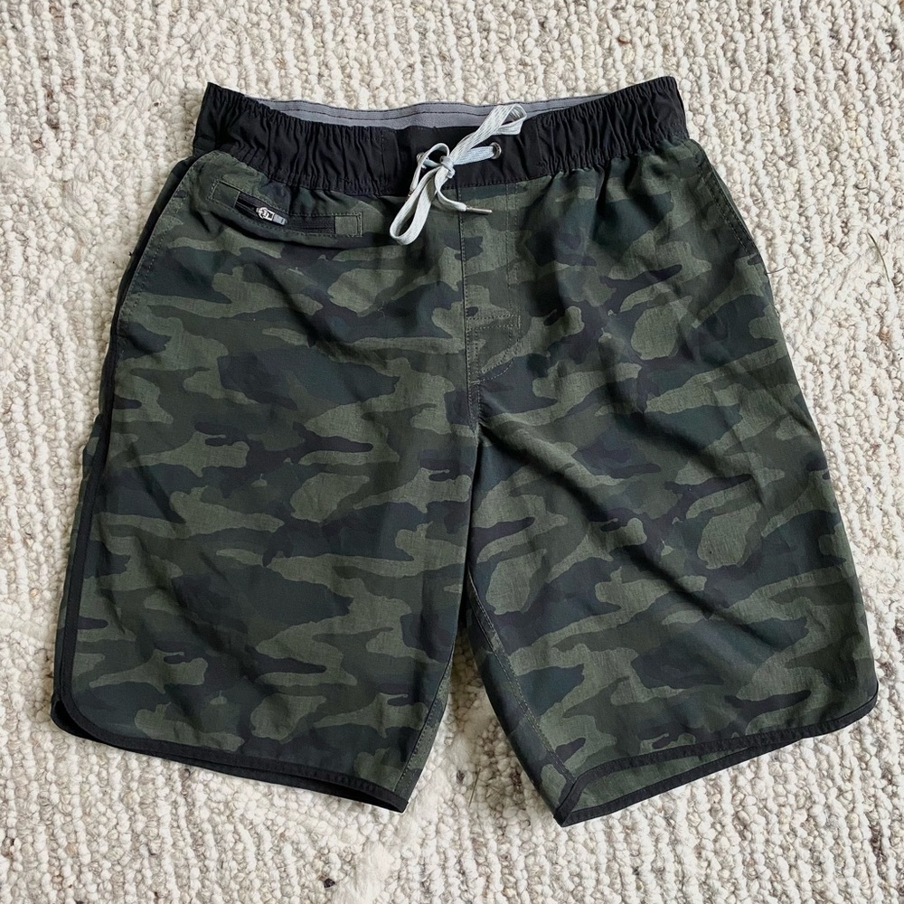 VUORI‎ men’s green camo 9” shorts size small